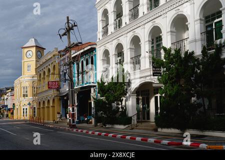 Blick auf die Phuket Road in der Altstadt von Phuket Town (Phuket City), Thailand, mit Hotel Casa Blanca (r) und Wahrzeichen Phromthep Clocktower (l) Stockfoto