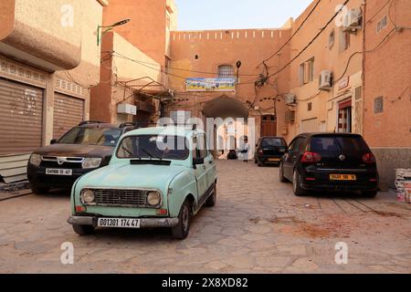 Der Marktplatz umgeben von traditionellen Wohnungen in Ksar El Atteuf. Mit einem alten Citroen-Auto im Vordergrund. El Atteuf ist eine der fünf Ksars (befestigte Siedlungen) im Mzab-Tal. Provinz Ghardaia. Nord-Sahara. Algerien Stockfoto