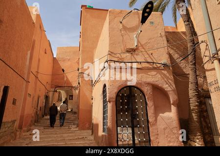 Traditionelle mozabittische Architekturen im Inneren von Ksar Beni Isguen. Beni Isguen ist eine der 5 Ksars (befestigte Siedlung) im Mzab-Tal. Provinz Ghardaia. Nord-Sahara. Algerien Stockfoto