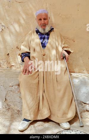 Ein alter Mozabiter in traditioneller Kleidung in Ksar Beni Isguen. Beni Isguen ist eine der 5 Ksars (befestigte Siedlung) im Mzab-Tal. Provinz Ghardais. Nord-Sahara. Algerien Stockfoto