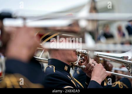 Arlington, Vereinigte Staaten. Mai 2024. Mitglieder der United States Army Band spielen während einer Zeremonie der Presidential Armed Forces Full Honor Wreath-Zeremonie am Tomb of the Unknown Soldier auf dem Arlington National Cemetery in Arlington, Virginia am Montag, den 27. Mai 2024. Kredit: Bonnie Cash/Pool über CNP/dpa/Alamy Live News Stockfoto