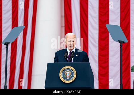 Arlington, Vereinigte Staaten. Mai 2024. US-Präsident Joe Biden spricht am Montag, den 27. Mai 2024 im Memorial Amphitheater auf dem Arlington National Cemetery in Arlington, Virginia, während der Gedenkfeier zum 156. Nationalen Gedenktag. Kredit: Bonnie Cash/Pool über CNP/dpa/Alamy Live News Stockfoto