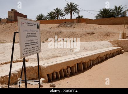 Ein Mann, der den Brunnen des unterirdischen Wasserreservoirs des traditionellen Hochwasserverteilungs- und -Managementsystems in Ghardaia betrachtet. Mzab-Tal. Ghardaia Province.north Sahara. Algerien Stockfoto