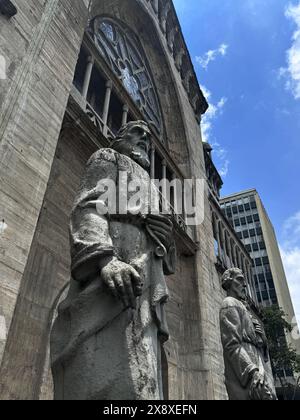 Statuen katholischer Steinheiliger vor der Kathedrale Metropolitan Basilika unserer Lieben Frau vom Rosenkranz in Manizales, einer Stadt, die sich am Fuß der Anden befindet Stockfoto