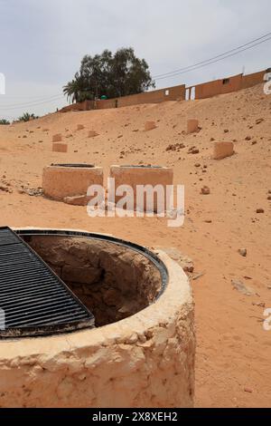 Die Brunnen des unterirdischen Wasserreservoirs des traditionellen Hochwasserverteilungs- und -Bewirtschaftungssystems in Ghardaia. Mzab-Tal. Ghardaia Province.north Sahara. Algerien Stockfoto