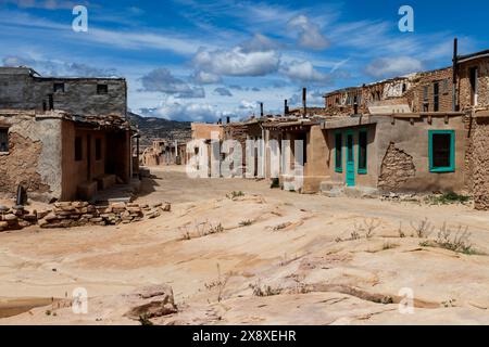 Der Acoma Pueblo (Hakk'u), auch bekannt als Sky City, ist seit mindestens 1200 n. Chr. bewohnt und ist die älteste durchgehend bewohnte Siedlung in NOR Stockfoto