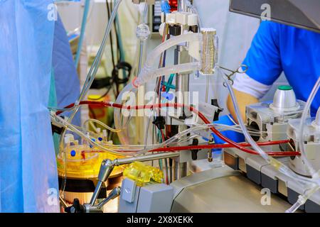 Während der Chirurgie benutzte der Arzt chirurgische Geräte, Anästhesiesystem im OP Stockfoto