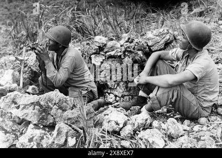 Navajo-Code-Sprecher an einem Beobachtungsposten mit Blick auf das Dorf Garapan auf Saipan auf den nördlichen Marianen während des Zweiten Weltkriegs im Juni 1944. Stockfoto