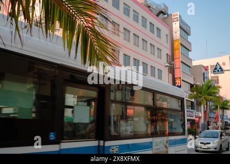 Okinawa, Japan - 15. April 2024: Naha Kokusai-dori internationaler Straßenbus und Stadtbus Stockfoto