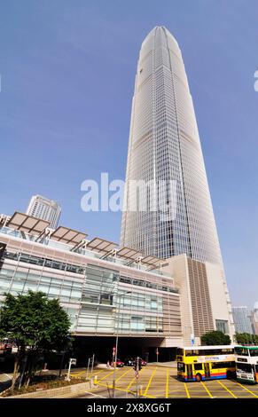 Blick auf den IFC-Turm in Hongkong. Stockfoto