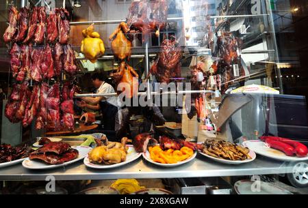 Restaurant im kantonesischen Stil mit Straßenenten und Schweinefleisch im Zentralbezirk von Hongkong. Stockfoto