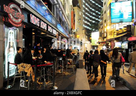 Die lebhafte Bar Lan Kwai Fong in Hongkong. Stockfoto