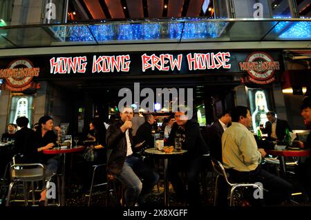 Die lebhafte Bar Lan Kwai Fong in Hongkong. Stockfoto