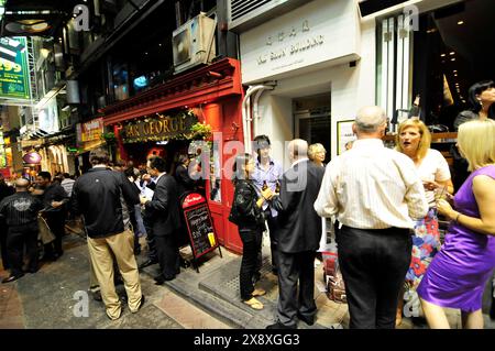 Die lebhafte Bar Lan Kwai Fong in Hongkong. Stockfoto