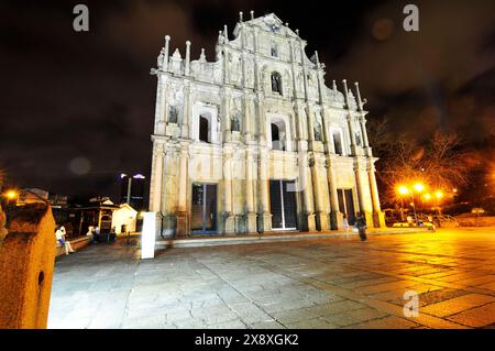 Die Fassade der St. Paul's Cathedral in Macau bei Nacht. Stockfoto