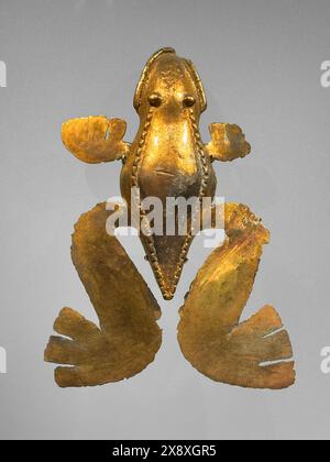 Präkolumbischer Goldfrosch, der in antiken Gräbern an archäologischen Stätten gefunden wurde, die heute im Goldmuseum von Bogota - Kolumbien ausgestellt sind Stockfoto