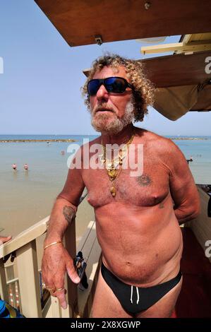 Gut aussehende Rettungsschwimmer am Strand in Tel Aviv, Israel. Stockfoto