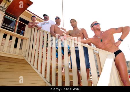 Gut aussehende Rettungsschwimmer am Strand in Tel Aviv, Israel. Stockfoto