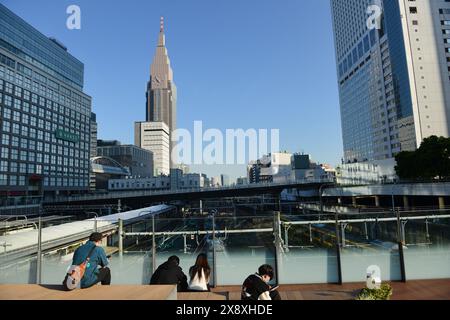 Skyline vom Sitzbereich über dem Bahnhof Shinjuku in Tokio, Japan. Stockfoto