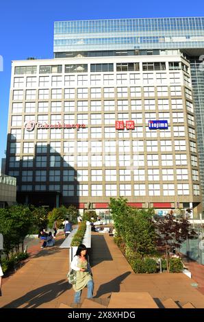 Kaufhäuser in Higashi-Shinjuku, Tokio, Japan. Stockfoto