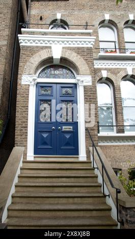 Tür mit Buntglasfenstern, Camden, London, Großbritannien Stockfoto