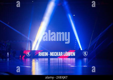 Hamburg, Deutschland. Mai 2024. Handball: EHF European League, Rhein Neckar Löwen - Dinamo Bukarest, Finale vier, Spiel um den dritten Platz, Barclays Arena. Das Löwen-Logo wird von einem Lichtspiel begleitet. Quelle: Noah Wedel/dpa/Alamy Live News Stockfoto