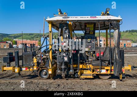 Ein Nordco-Spike-Puller steht auf dem Bahnhof Union Pacific in La Grande, Oregon, USA Stockfoto