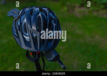 Fahrradschutzhelm am Lenker zum Schutz des Kopfes des Radfahrers Stockfoto