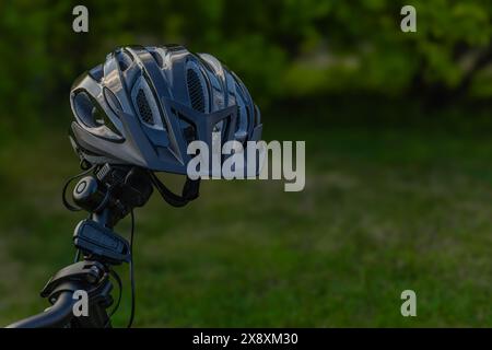 Fahrradschutzhelm am Lenker zum Schutz des Kopfes des Radfahrers Stockfoto