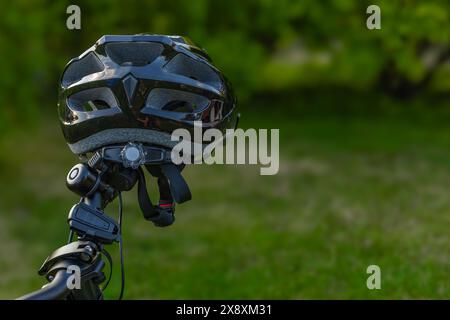 Fahrradschutzhelm am Lenker zum Schutz des Kopfes des Radfahrers Stockfoto