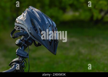 Fahrradschutzhelm am Lenker zum Schutz des Kopfes des Radfahrers Stockfoto