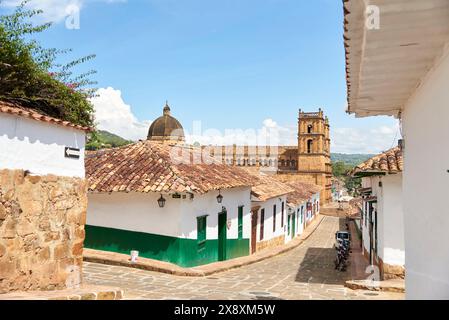 Barichara, Santander, Kolumbien; 25. November 2022: Kopfsteinpflasterstraße aus der Kolonialzeit dieser touristischen Stadt, bekannt als das schönste kolumbianische Dorf Stockfoto