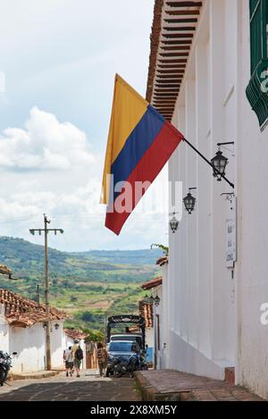 Barichara, Santander, Kolumbien; 25. November 2022: Kolumbianische Flagge am Eingang des Keramikmuseums und der Kolonialstraße dieser Touristenstadt, Kno Stockfoto