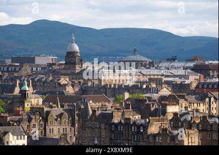 Edinburgh, Großbritannien. Mai 2024. Großbritannien Ein Blick vom Carlton Hill auf Edinburghs Altstadt und seine Dächer, einschließlich des Gebäudes der Universität Edinburgh. PIC Credit: phil wilkinson/Alamy Live News Stockfoto
