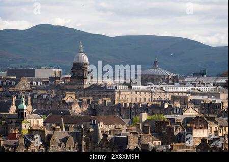 Edinburgh, Großbritannien. Mai 2024. Großbritannien Ein Blick vom Carlton Hill auf Edinburghs Altstadt und seine Dächer, einschließlich des Gebäudes der Universität Edinburgh. PIC Credit: phil wilkinson/Alamy Live News Stockfoto