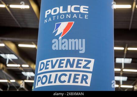 Bordeaux , Frankreich - 05 22 2024 : Polizei nationale Rekrutierung Logo Marke und Textzeichen Französisch Polizei Rekrutierung Werbung Informationszentrum Stockfoto