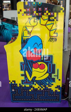 Bordeaux , Frankreich - 05 27 2024 : Pac-man Logo Symbol auf Labyrinth Arcade Spiel gelbe Videokonsole Vintage Stockfoto