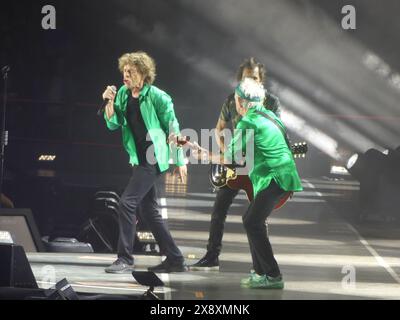 Met Life Stadium, East Rutherford, NJ 07073. Mai 2024. Zum Vergnügen eines schwankenden Fansees brachten die Rock and Roll Legends Mick Jagger, Keith Richards, Ronnie Wood, Darryl Jones und Steve Jordan die Rolling Stones Hackney Diamonds Tour ins LIFE Stadium außerhalb von Manhattan. ©Julia Mineeva/EGBN TV News/Alamy Live News Stockfoto