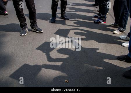 Bandung, West-Java, Indonesien. Mai 2024. Journalisten beteiligen sich an einem Protest gegen den jüngsten Entwurf einer Revision des Rundfunkgesetzes durch die indonesische Gesetzgebung (DPR), der ihrer Ansicht nach eine Bedrohung der Pressefreiheit in Bandung darstellt. (Kreditbild: © Algi Febri Sugita/ZUMA Press Wire) NUR REDAKTIONELLE VERWENDUNG! Nicht für kommerzielle ZWECKE! Quelle: ZUMA Press, Inc./Alamy Live News Stockfoto