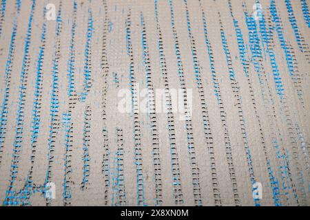 Zuerst Schicht Konstruktionsklebstoff auf isolierte Wand zur Abdeckung von Verstärkungsgitter, Glasfaser über Styropor, Fassade mit Temperaturisolierung. Stockfoto
