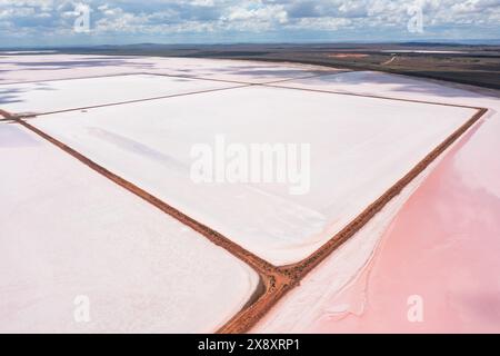 Aus der Vogelperspektive auf Deichanlagen rund um die Verdunstungsteiche am Trockensalzsee Lake Bumbunga im Clare Valley in South Australia Stockfoto