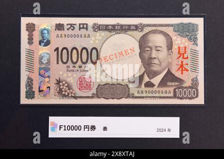 Neue japanische 10,000-Yen-Banknote im Währungsmuseum des Instituts für Währungs- und Wirtschaftsstudien der Bank of Japan. Die neuen Banknoten werden ab dem 3. Juli 2024 in Umlauf sein. Es ist die erste Neugestaltung seit 20 Jahren. Der Mann auf der Banknote ist Shibusawa Eiichi. Er war ein Wirtschaftsführer und Unternehmer, der an der Gründung von rund 500 Unternehmen und Wirtschaftsorganisationen beteiligt war. Shibusawa Eiichi bemühte sich, die Gesellschaft durch Beiträge zu Bildung, Sozialfürsorge und Diplomatie des Privatsektors zu verbessern. Tokio, 27. Mai 2024. Quelle: Stanislav Kogiku/AFLO/Alamy Live News Stockfoto