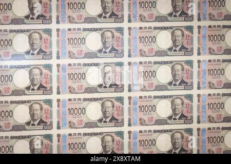 Neue japanische 10,000-Yen-Banknoten im Währungsmuseum des Instituts für Währungs- und Wirtschaftsstudien der Bank of Japan. Die neuen Banknoten werden ab dem 3. Juli 2024 in Umlauf sein. Es ist die erste Neugestaltung seit 20 Jahren. Der Mann auf der Banknote ist Shibusawa Eiichi. Er war ein Wirtschaftsführer und Unternehmer, der an der Gründung von rund 500 Unternehmen und Wirtschaftsorganisationen beteiligt war. Shibusawa Eiichi bemühte sich, die Gesellschaft durch Beiträge zu Bildung, Sozialfürsorge und Diplomatie des Privatsektors zu verbessern. Tokio, 27. Mai 2024. Quelle: Stanislav Kogiku/AFLO/Alamy Live News Stockfoto