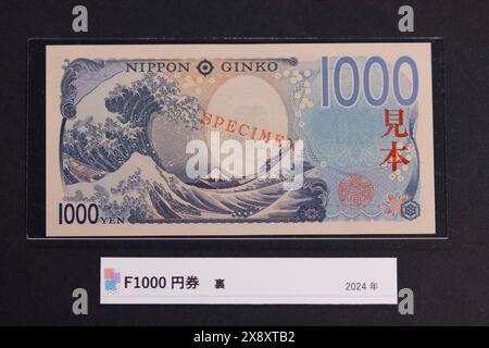 Neue japanische 1,000-Yen-Banknote im Währungsmuseum des Instituts für Währungs- und Wirtschaftsstudien der Bank of Japan. Die neuen Banknoten werden ab dem 3. Juli 2024 in Umlauf sein. Es ist die erste Neugestaltung seit 20 Jahren. Die Illustration auf der Rückseite der Banknote ist die große Welle vor Kanagawa, die 1831 von Katsushika Hokusai geschaffen wurde. Tokio, 27. Mai 2024. Quelle: Stanislav Kogiku/AFLO/Alamy Live News Stockfoto