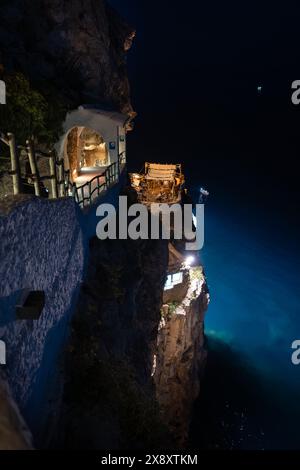 Terrassen in der Mitte der Klippe vor dem Meer der Cova d'en Xoroi, berühmte Diskothek, nachts auf der Insel Menorca. Örtlich in Leisur Stockfoto