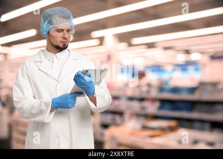 Lebensmittelqualitätskontrollspezialist untersucht Produkte im Supermarkt Stockfoto