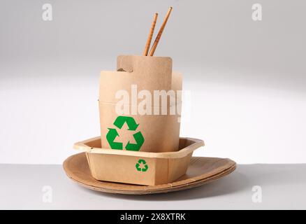 Set aus umweltfreundlichen Lebensmittelverpackungen mit Recycling-Symbolen auf hellem Hintergrund Stockfoto