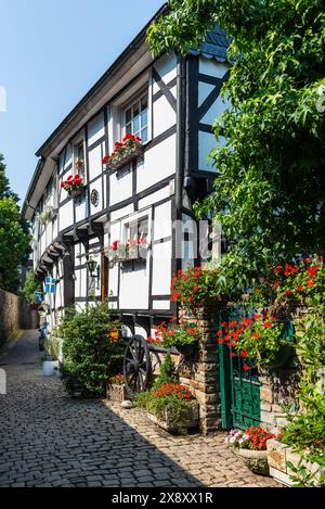 Hattingen, Deutschland - 9. Juli 2023: Straßenblick am Tag mit Wohnhäusern in Hattingen, Nordrhein-Westfalen. Deutsch Straße eines sm Stockfoto