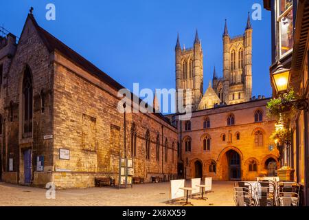 Die Nacht fällt am Exchequer Gate vor der Lincoln Cathedral, Lincoln, England. Stockfoto