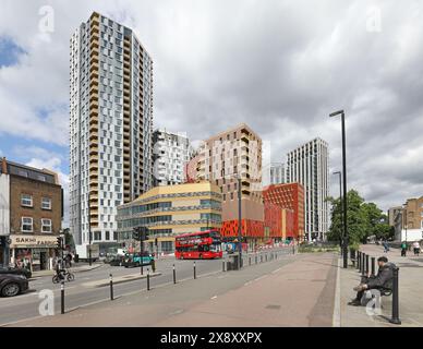 Lewisham High Street, London, UK, Sommer 2024, zeigt das neu fertiggestellte Lewisham Gateway Hochhaus. Kreuzung mit Rennell Street. Stockfoto